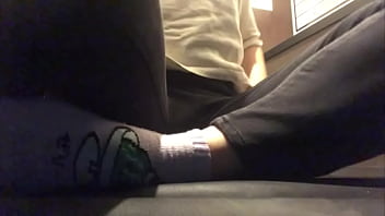 可爱的女孩在nekafé中自慰和高潮。