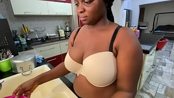 巨乳でお尻の黒人リズプッシーは、夫の従業員と一緒にキッチンで猫をなめたり、アナル舐めしたり、フェラしたりして最高のものを手に入れました。