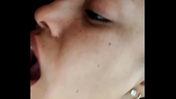 热黑发在她的深喉中吸了一根大鸡巴，口交多汁射液