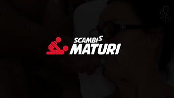 無料フルビデオ - ドイツ人おばあちゃんローラ・レイが経験豊富な4本のチンポから最高のセックスをする - SCAMBISTI MATURI