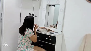 欲求不満の継父が私にいいお尻をたたいてから、家出を許してもらうために彼のペニスをフェラしてあげる