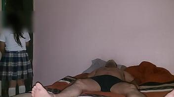 若いメキシコ人 が継父とセックス！私の継父が夜明けにアフターパーティーから戻ってきたので、私は彼とセックスします、本物の自家製の継娘