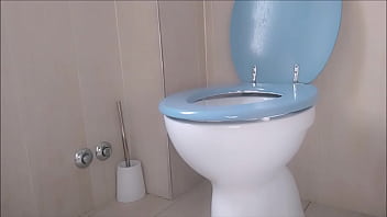彼女の素晴らしいお尻はとても大きな声でおならをし続けます