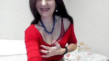 ブルネットの熟女が若いファンのために毛むくじゃらのおまんことお尻を公開 / Angela-MILF
