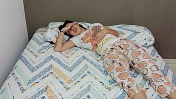 ヴァイオレットが熱を持っているので、熱を下げるために彼女の口に体温計を入れて彼女の熱さを確認しました。
