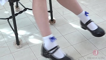 水木弥生用她的听诊器性感地吸引着我们。