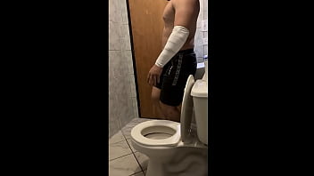 夫が家にいないときに、エッチな継母が私に口でおしっこをさせます