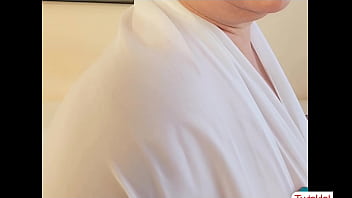 性感胖乎乎的成熟大美女奶奶玩着她的白色内裤！