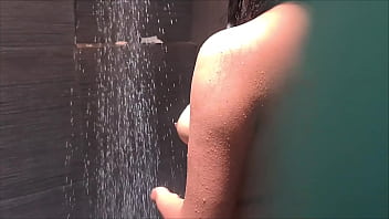大きなお尻のラテン系妻は夫が仕事中に隣人とセックスするのを楽しんでいます