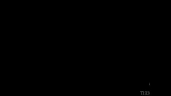 美丽的女人用美丽的手指在电脑上打字。