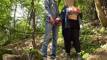 自然な巨乳の熟女が私を自然の中で絶頂させました