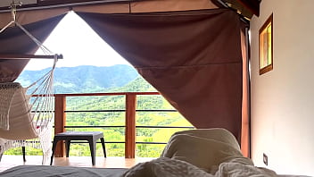 在美丽的山区进行充满激情的户外性爱！