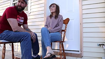 ジーンズを履いて潮吹きする熟女とカップに大量の潮吹き