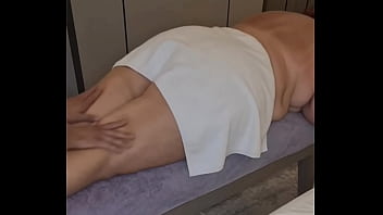用漂亮的屁股按摩 BBW 老太太，结局不错。