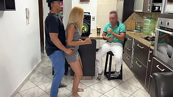 友達が綺麗な彼女を貸してくれてダンスをさせてもらったら彼氏の前で尻を揉まれてチンポが勃起してしまったNTR