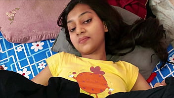 若い女性の義妹のマンコをしゃぶるインドの少年は口内射精に抵抗できない