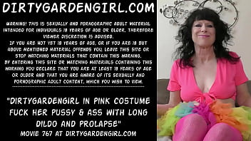 ピンクの衣装を着た Dirtygardengirl が長いディルドでマンコとお尻をファックして脱出