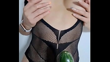 巨乳熟女の継母は、若い義理の息子に彼女の大きなお尻をファックさせ、彼がキュウリを彼女の猫とお尻に突き刺すのを見てください - 彼はそれが奥深くまで好きです