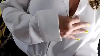 巨乳用朋友的照片自慰