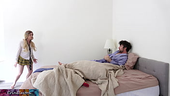 義理の妹はパーティーをしたいと思っていて、義理の弟に内緒でセックスする
