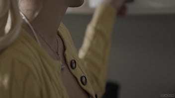 Wicked - 喫煙中のホットなブロンド美女が妻を騙して激しく犯される