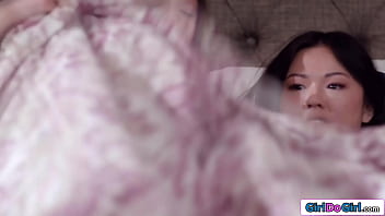 継母は継娘が彼女のガールフレンドとセックスしているのを観察します