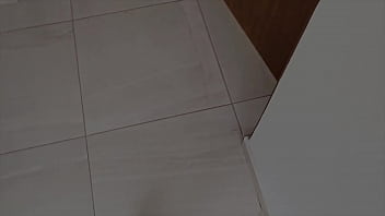 Кароль Смит, сексуальная компьютерщица, трахается со своим сводным братом в обмен на поездку на конференцию, и он кончает в нее