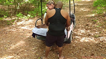 BBCのふしだらな女が公共の公園で彼女のかわいいピンクのゴルフカートで犯されて中出しされた - Becky Tailorxxx