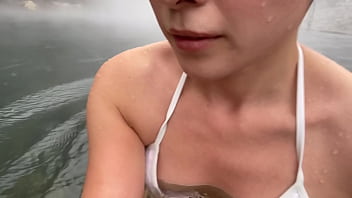 在隐士浴中，皮肤和下半身都光滑。