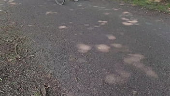 義姉妹初めての公園で人に囲まれて野外で遊ぶのはスリル満点だった！
