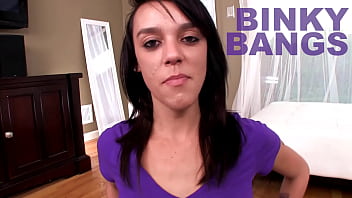 BINKY BANKS 19-летняя милашка 19-летняя делает минет с огромным членом и глотает сперму в видео от первого лица