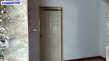 継父は私がソファーでオナニーして潮吹きしているのを見つけました。パート I