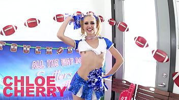 CHLOE CHERRY 巨大なコックのハメ撮り、イマラチオとごっくんまで - すごい！あ