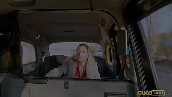 偽のタクシー スワッピング クラブに行く前に犯される赤いランジェリーの美しい女性