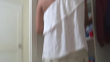 来てファックしてください、私の中にあなたのチンポが必要です、美しい継母はビーチの後にうめき声を上げます、私の猫の中で素晴らしいザーメンを発射します