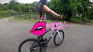 露出主義。自転車に帽子をかぶって、隣人が私を見たと思います。盗撮。