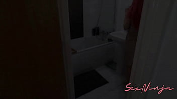 私の新しい義理の妹には家の中でほとんど何も着ないという悪い癖があります