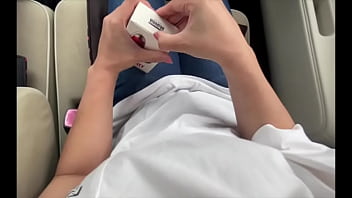 一个大学生女孩在约会时，她的阴部有一个遥控振动器，她忍住了，克制住了自己的裤裆。最后，她与男友在房间里热火朝天地做爱，并且高潮迭起。