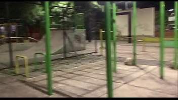 ドワーフはエッチな女の子を説得して、暗闇の無精ひげのところに行き、フェラをして両方をファックする