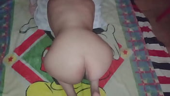 床で妊娠中のホットな友達を食べる