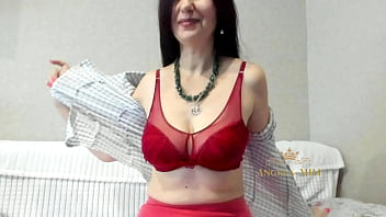 美丽的黑发摩洛伊斯兰解放阵线用手指抚摸她多毛的阴户和屁股，供她的粉丝使用 / Angela-MILF