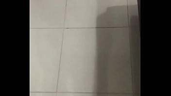 按摩我富有妻子涂油的大屁股 虎深口交，骑着我的鸡巴，直到我射在里面，精液滴落在她的阴户上 - 业余莫拉熟女