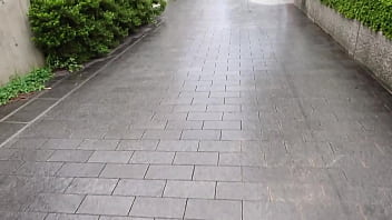 这皮肤有光泽！这皮肤有光泽 她的奶子很好，但她的屁股也相当漂亮。 在牛仔女郎的位置上，她不顾内裤的情况下，猛烈撞击她的色情臀部!
