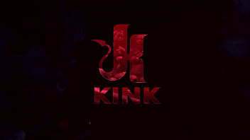 このファンタジー ロールプレイでは、クリッシー リンが失踪事件を捜査しており、刑務所に入れようとしていた男に捕らえられます。今、束縛では完全に無力な彼女は、彼のサディスティックな要求に服従し、あらゆる穴で容赦なく犯されます！