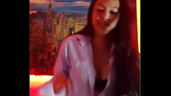 在我的第一次现场直播中与 Karol g 和 Alicia Keys 进行激烈的 perreo 舞蹈，如果你想和我一起高潮，请观看到最后。 我在摄像头上为你自慰，脸 B