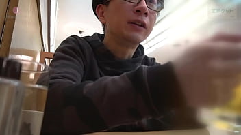 她正在与男友约会，当他的目光离开她时，她被接走，并被直接带到了一家酒店。