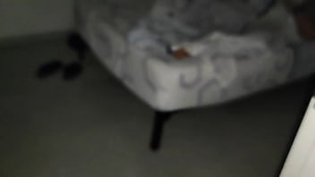 非常に官能的なパンストを履いた神聖な女の子が部屋で発見され、あまりにも触りたくなるマンコを持っていた