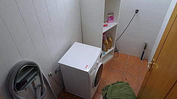 欲求不満の人妻ママが洗濯機の便利屋とセックス