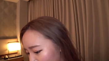 https://x.gd/UHr5k 與苗條巨乳美女的特別約會！ Airi 有一個剃光的陰戶，它一直在噴！ 她迫不及待地想給手機充電，然後做了內射性愛。 第 3 部分