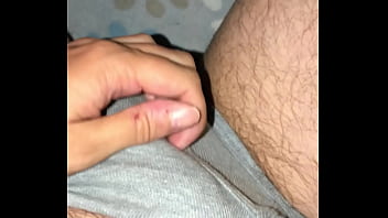 男性は午前3時に興奮して目覚め、ブリーフの中で精液を噴き出します